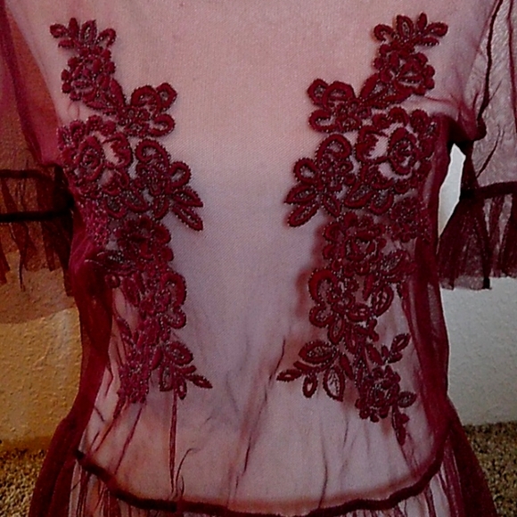 Lace application floral maroon peplum top size small - Picture 2 of 3